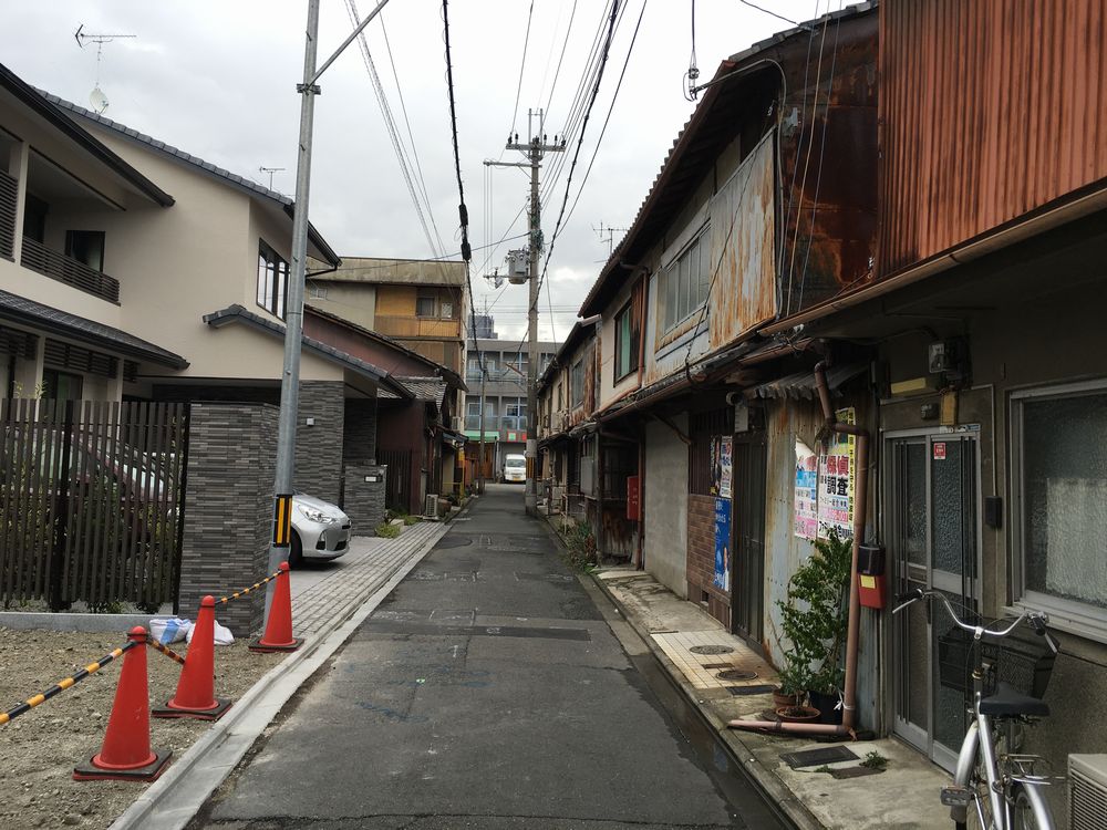 松林寺前の家並み