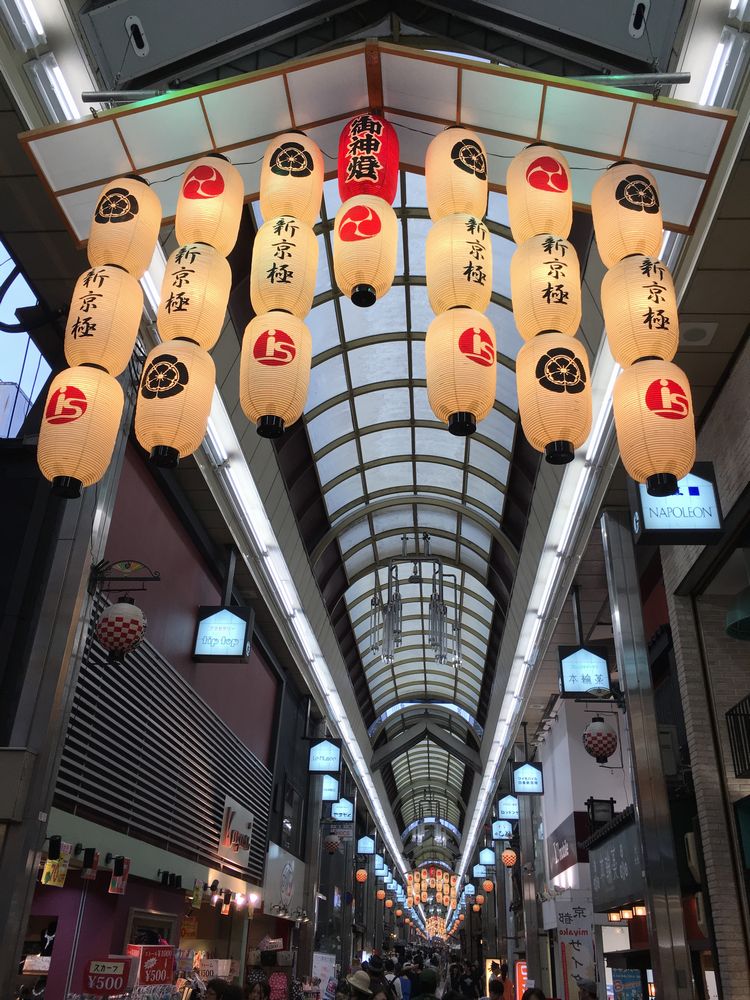 京都の新京極通
