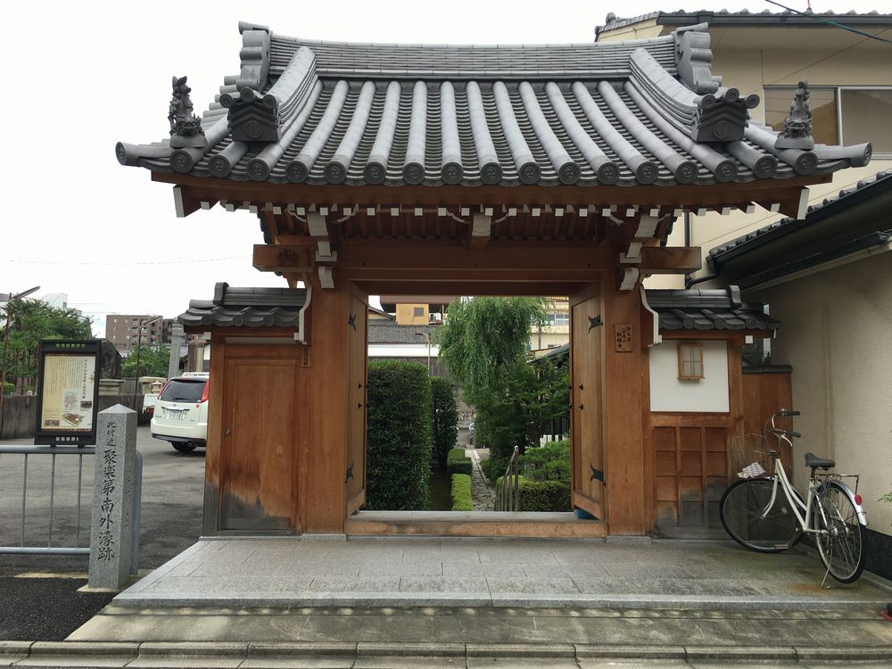 松林寺の山門