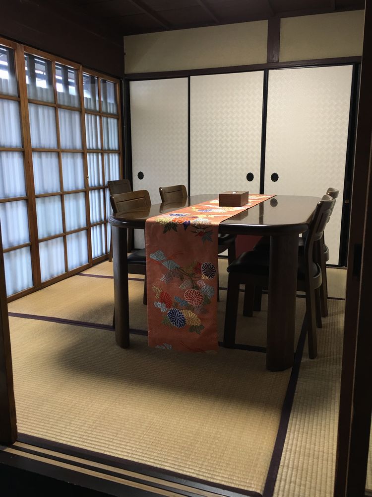 正庵のダイニングテーブルのある客間