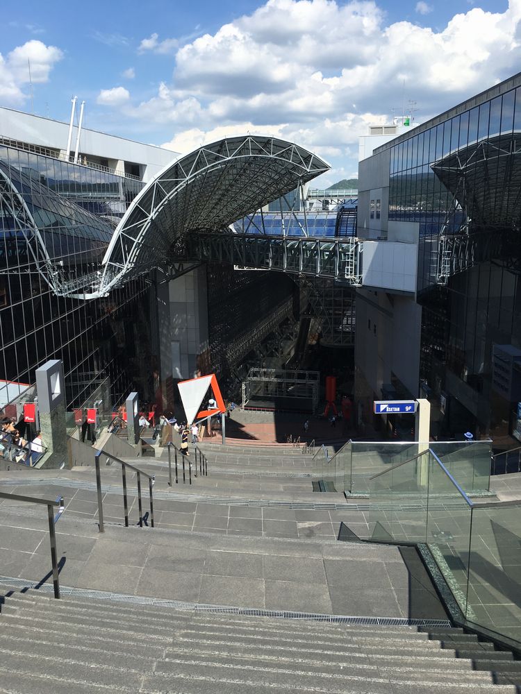 京都駅ビルの大階段を見下ろす