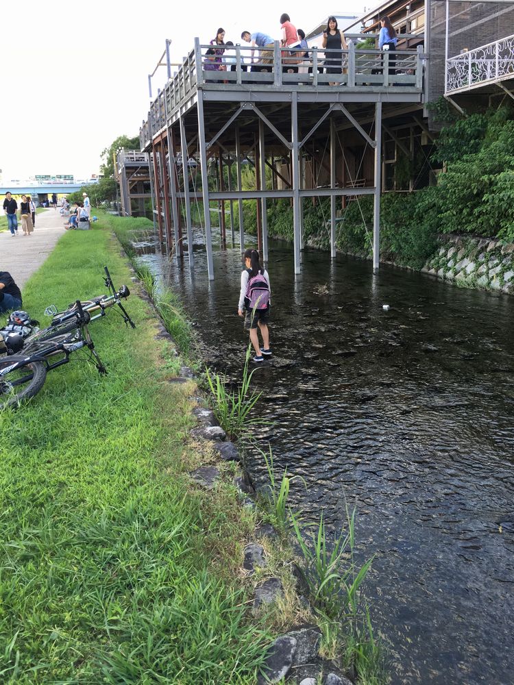 高瀬川で水遊び