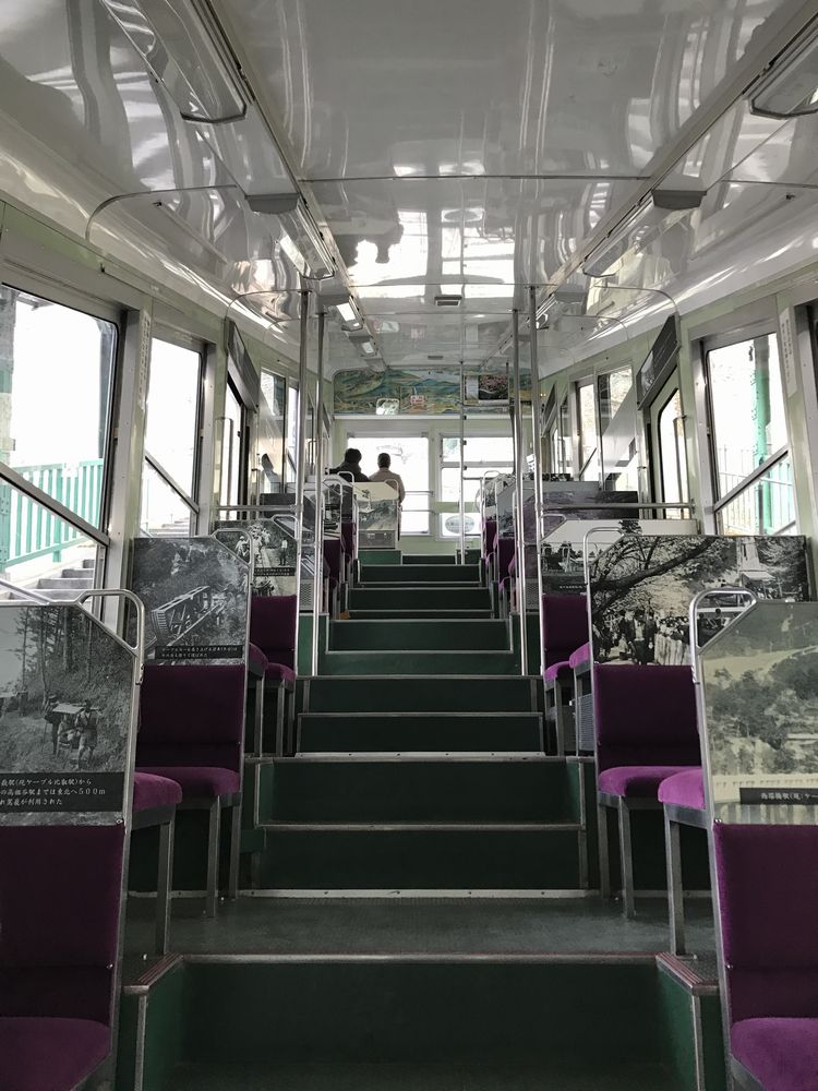 叡山ケーブルカーの車内
