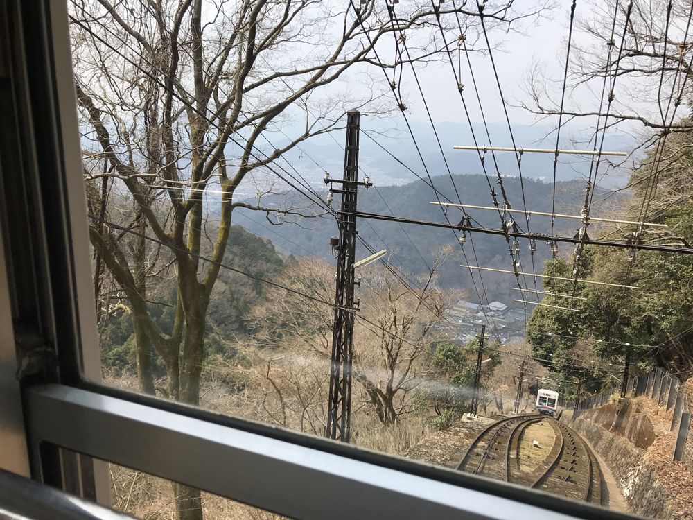 急勾配を登る叡山ケーブルカー