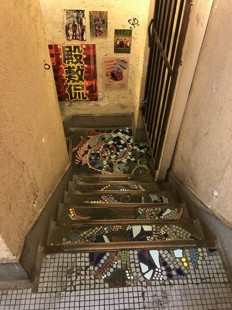 アンデパンダンへ降りる階段の飾りタイル