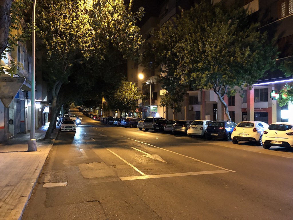 パルマ・デ・マヨルカ郊外の夜の道路