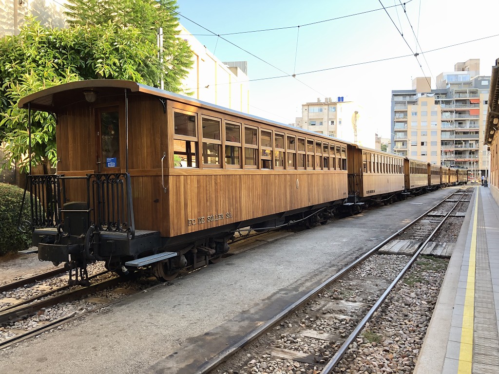 パルマ・デ・マヨルカのソーイェル鉄道の列車