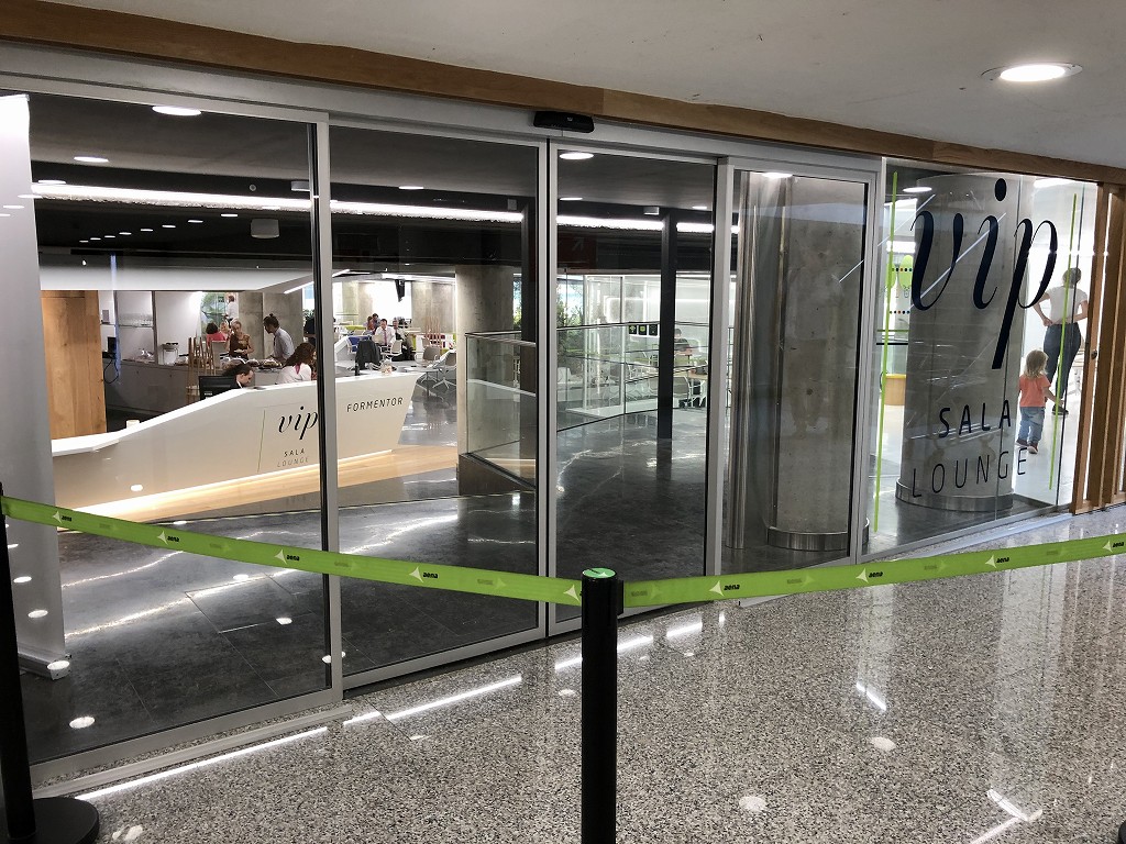 パルマ・デ・マヨルカ空港のSALA VIPラウンジ Formentorの入り口1