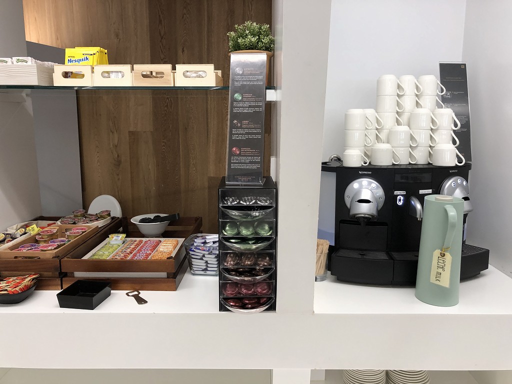 パルマ・デ・マヨルカ空港のSALA VIPラウンジ Formentorのコーヒーメーカー