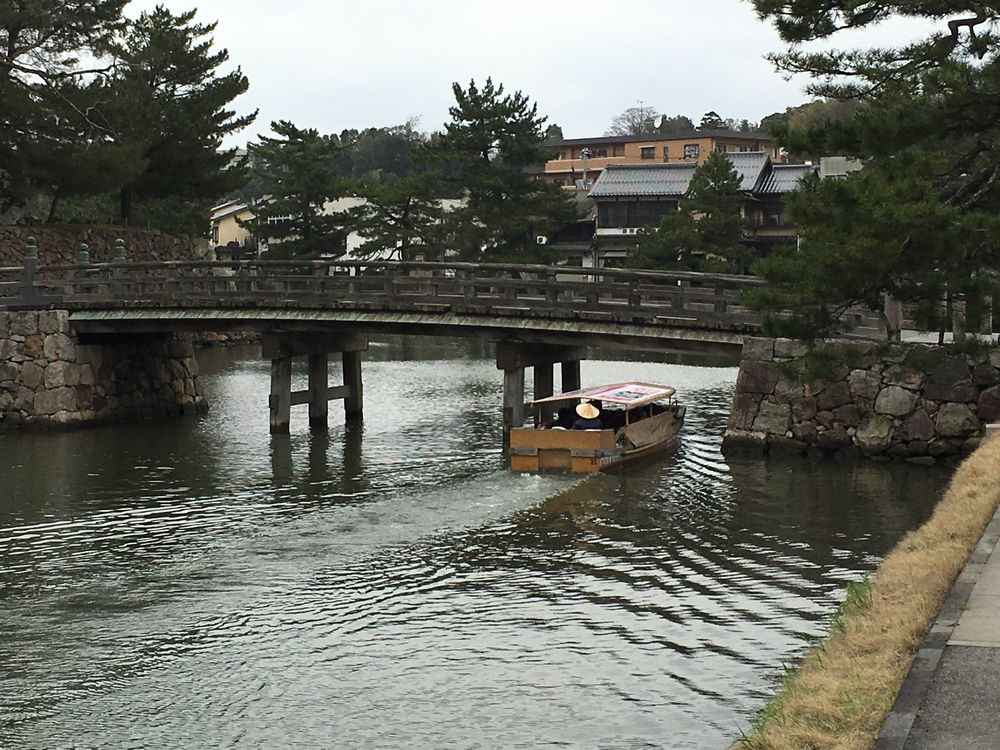 松江城の北惣門橋の下を通過する船