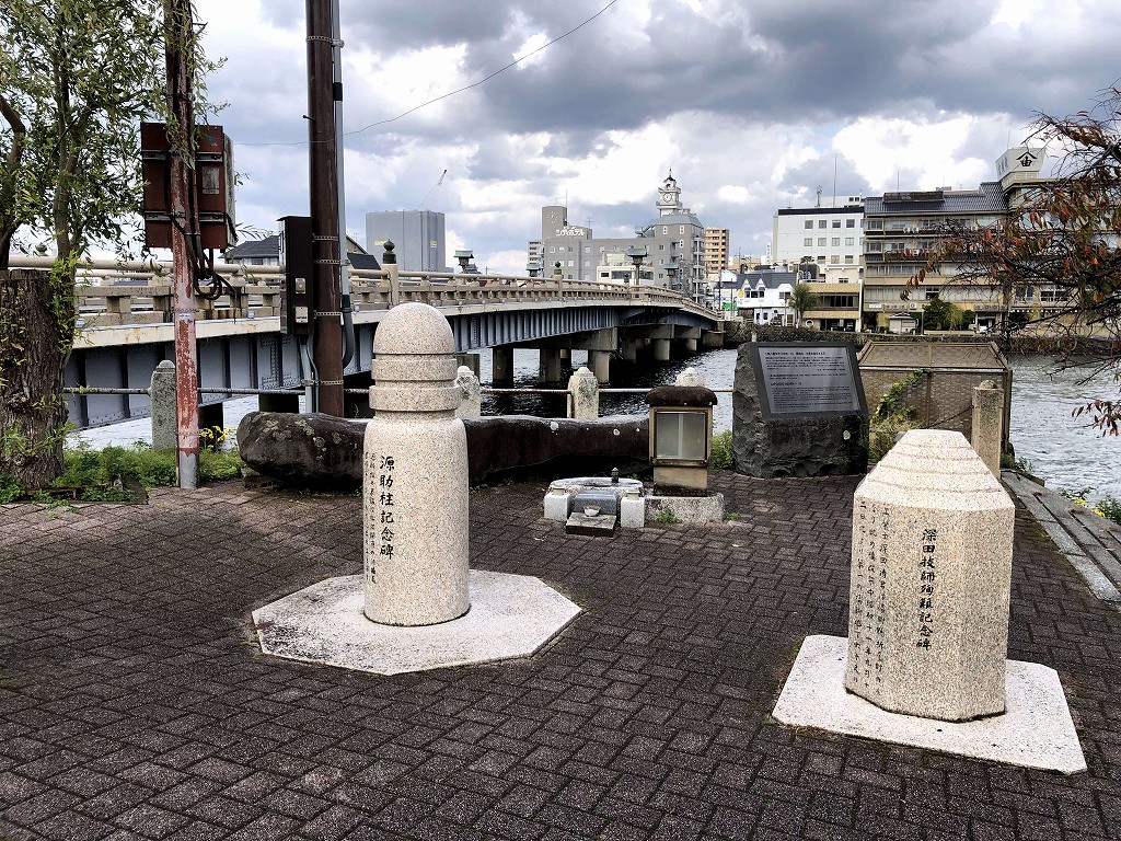 松江大橋の南詰めの源助柱記念碑