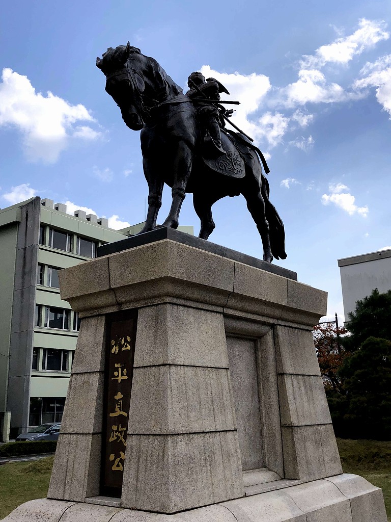 松江県庁前に松平直政公像