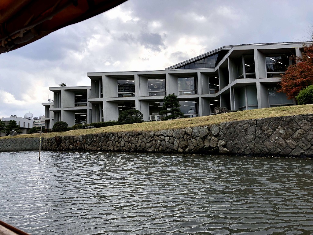 堀川遊覧船から見る島根県立美術館