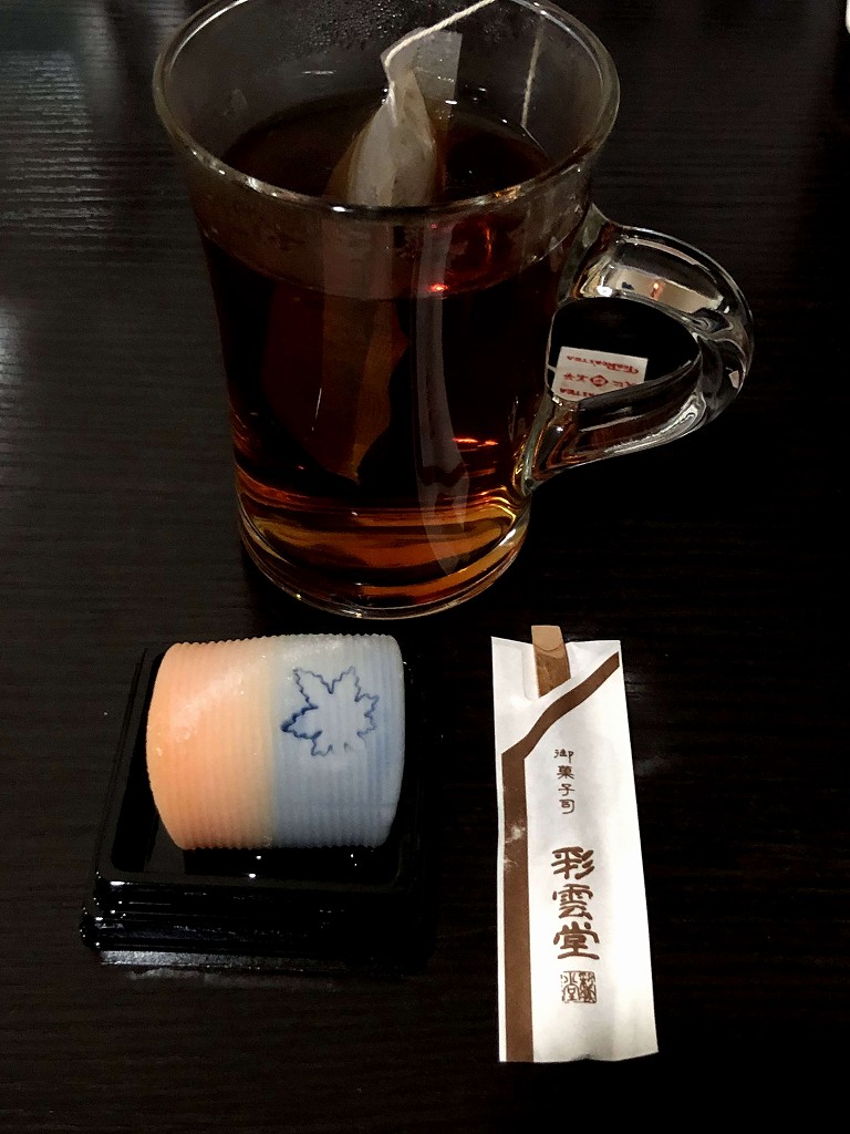 グリーンリッチホテル 松江駅前のシングルルームでおやつ