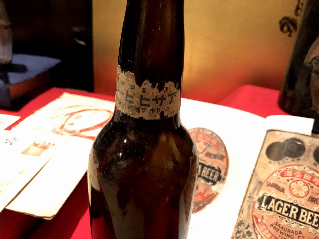 松江大橋近くの山口薬局のまちかど博物館のアサヒビールの瓶