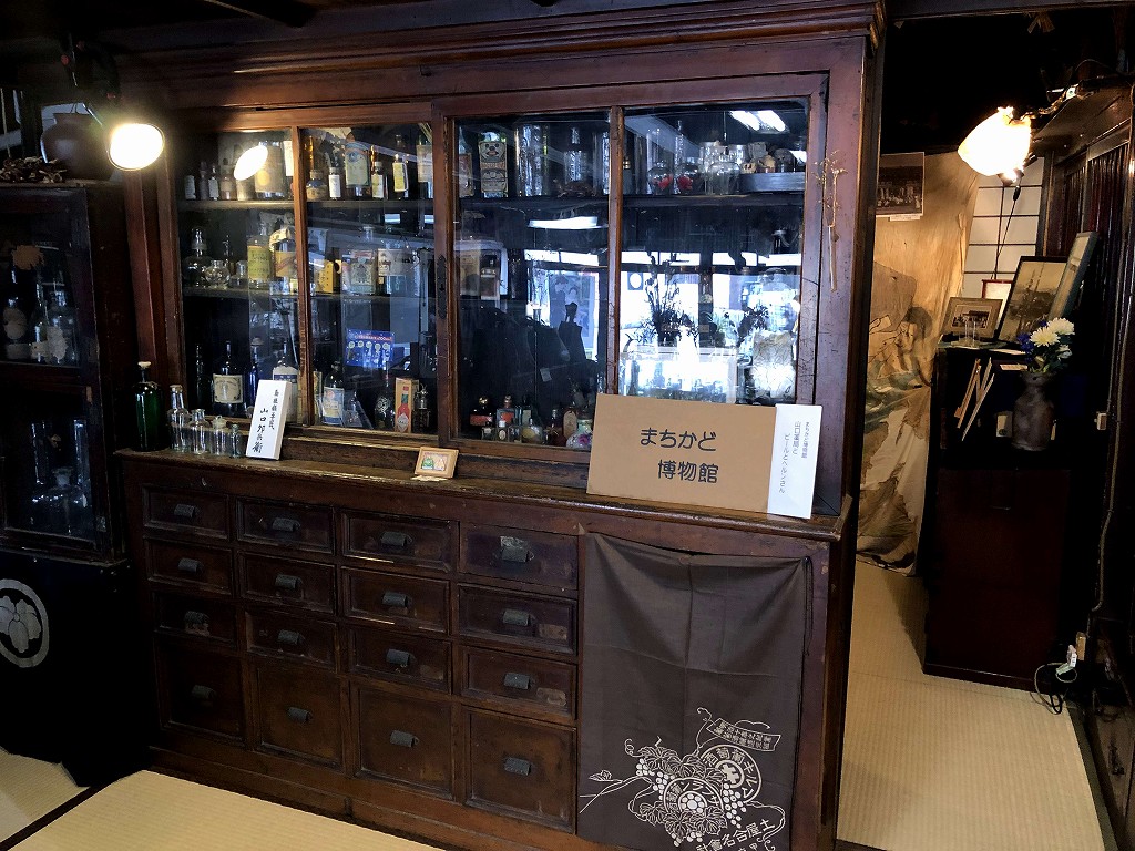 松江大橋近くの山口薬局のまちかど博物館1
