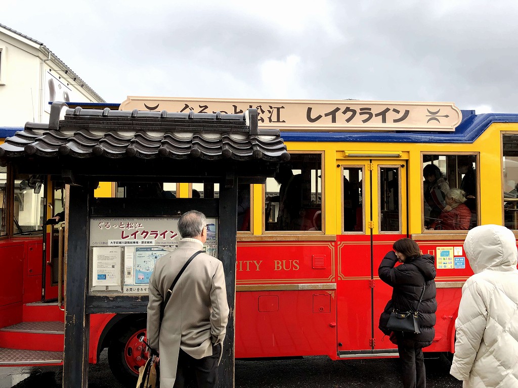 赤いレイクライン(レトロバス)