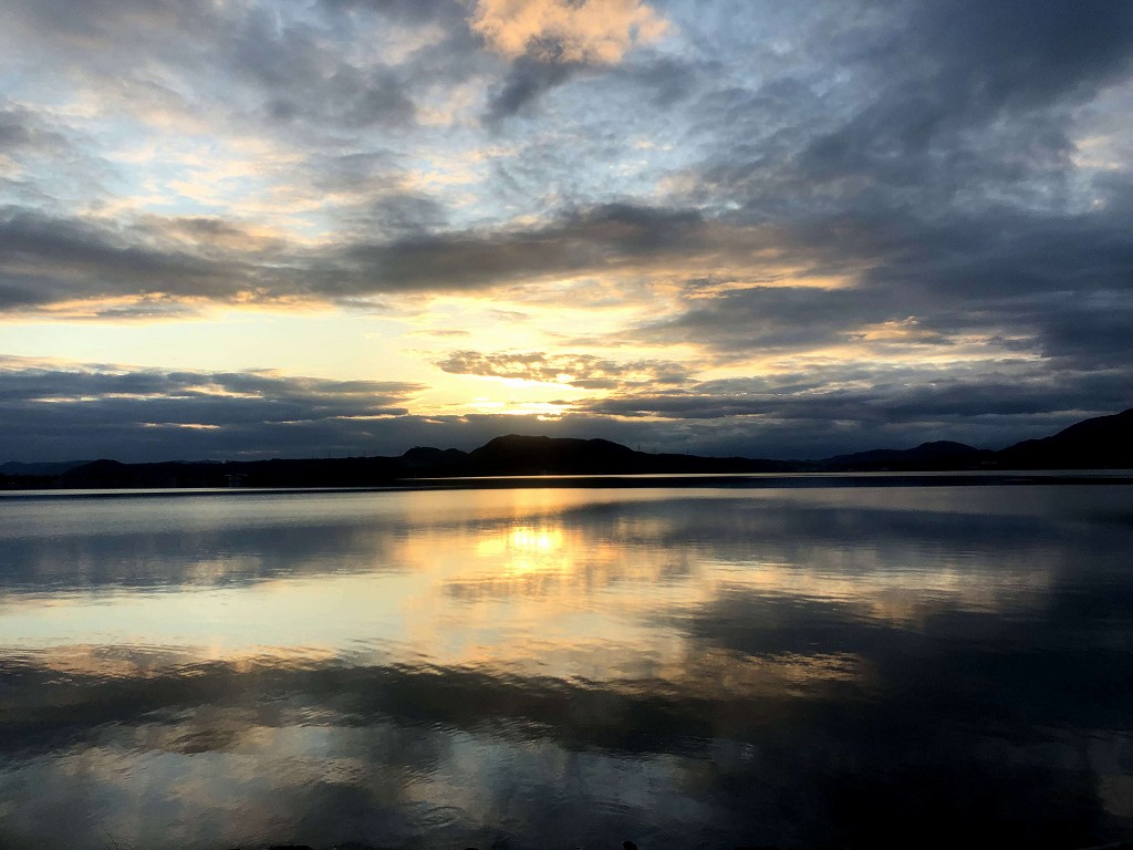 中海に反射する夕日
