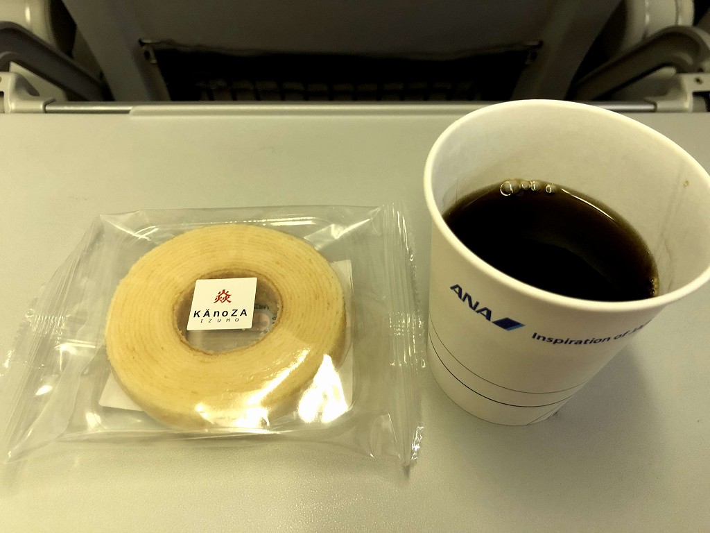 ANA388便でバウムクーヘン