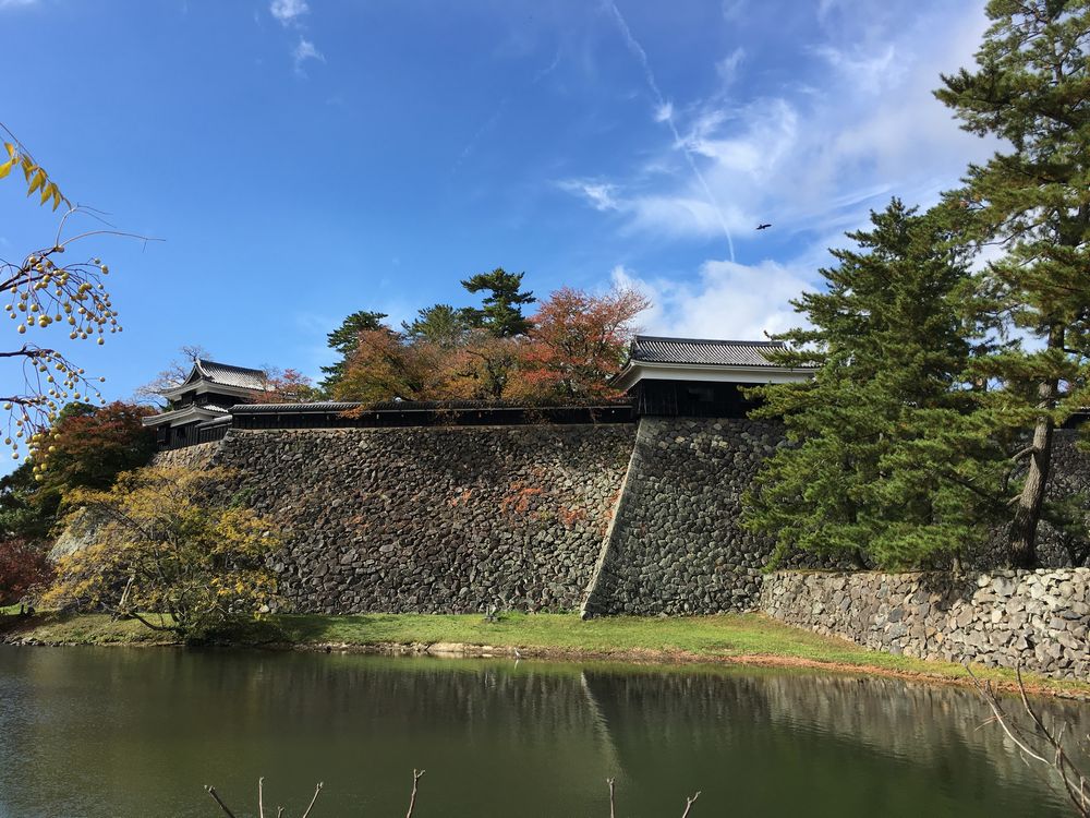 青空の下の松江城の石垣