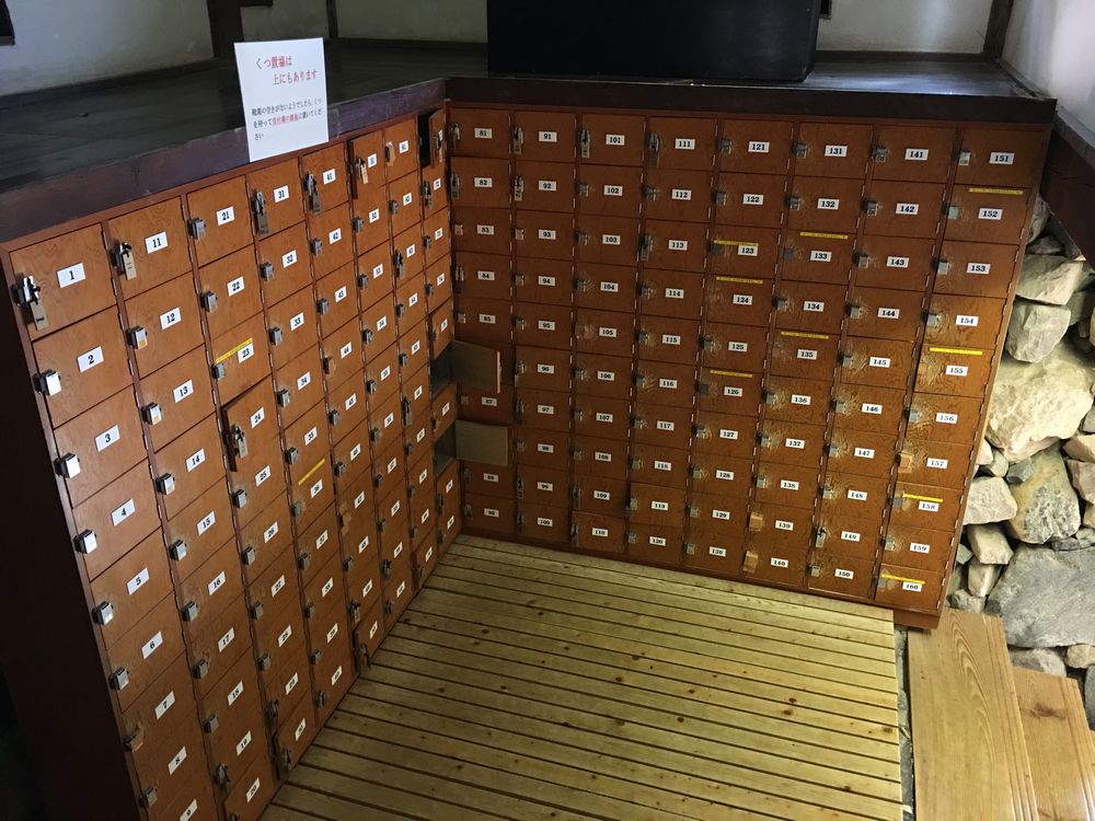 松江城の付櫓の靴箱