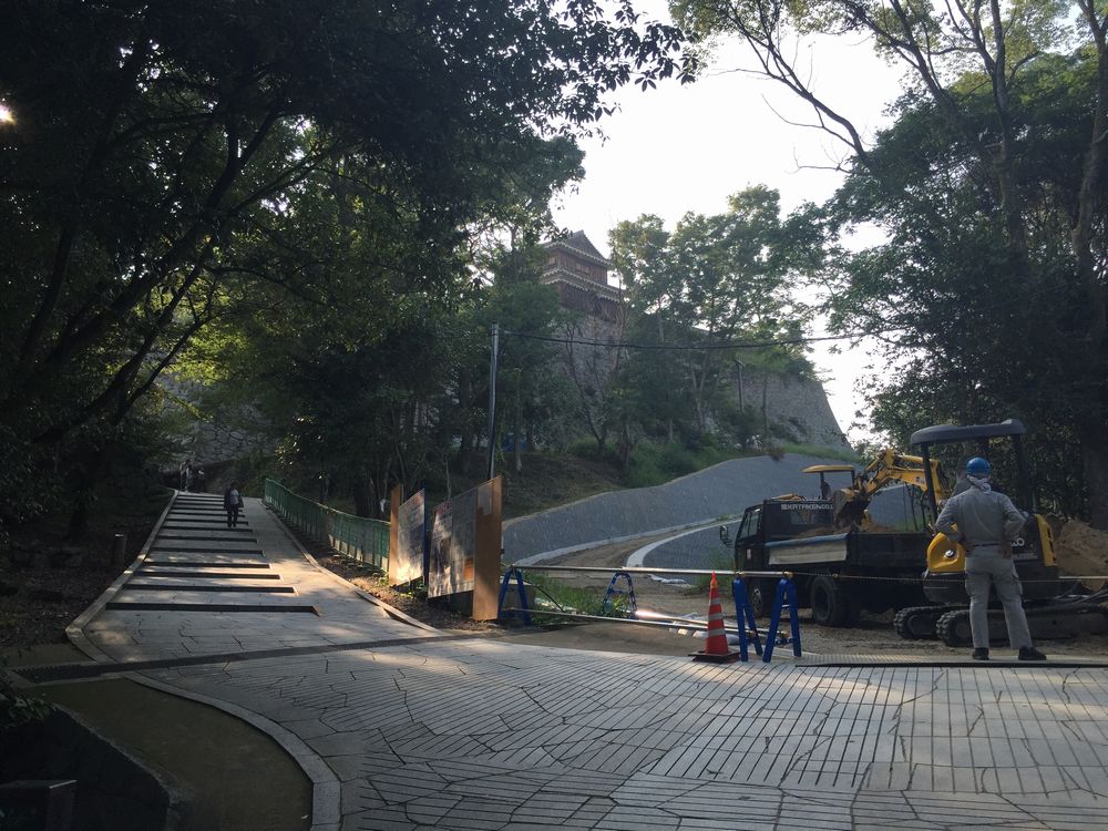 松山城本丸への緊急車両道路