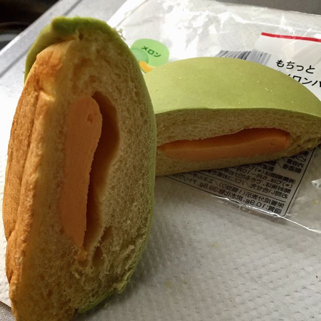 ファミリーマートのもちっと北海道メロンパンの断面