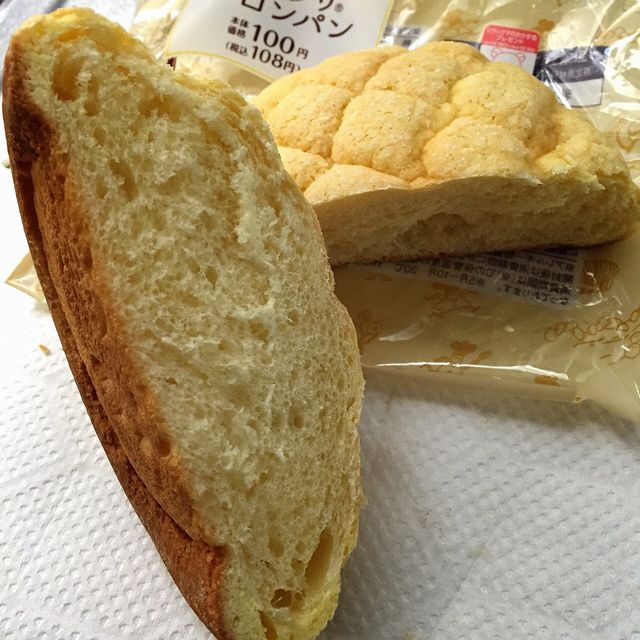 ローソンのサックリメロンパンの断面