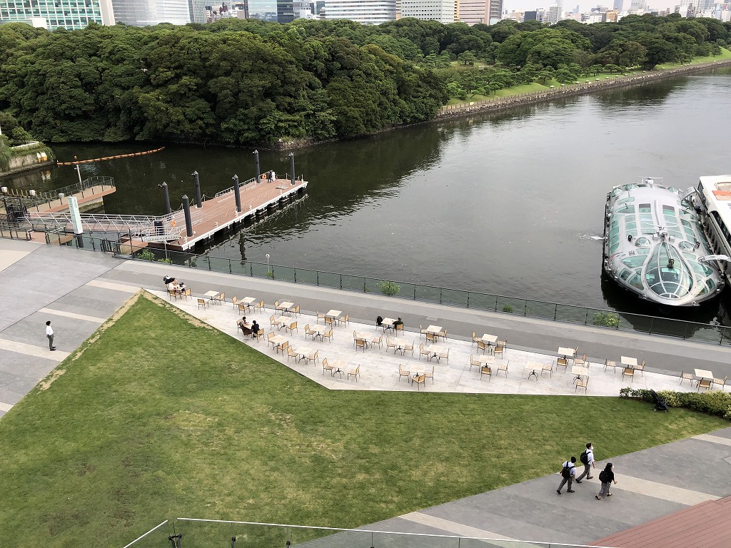 銀座みやちく竹芝店から見下ろす芝生広場