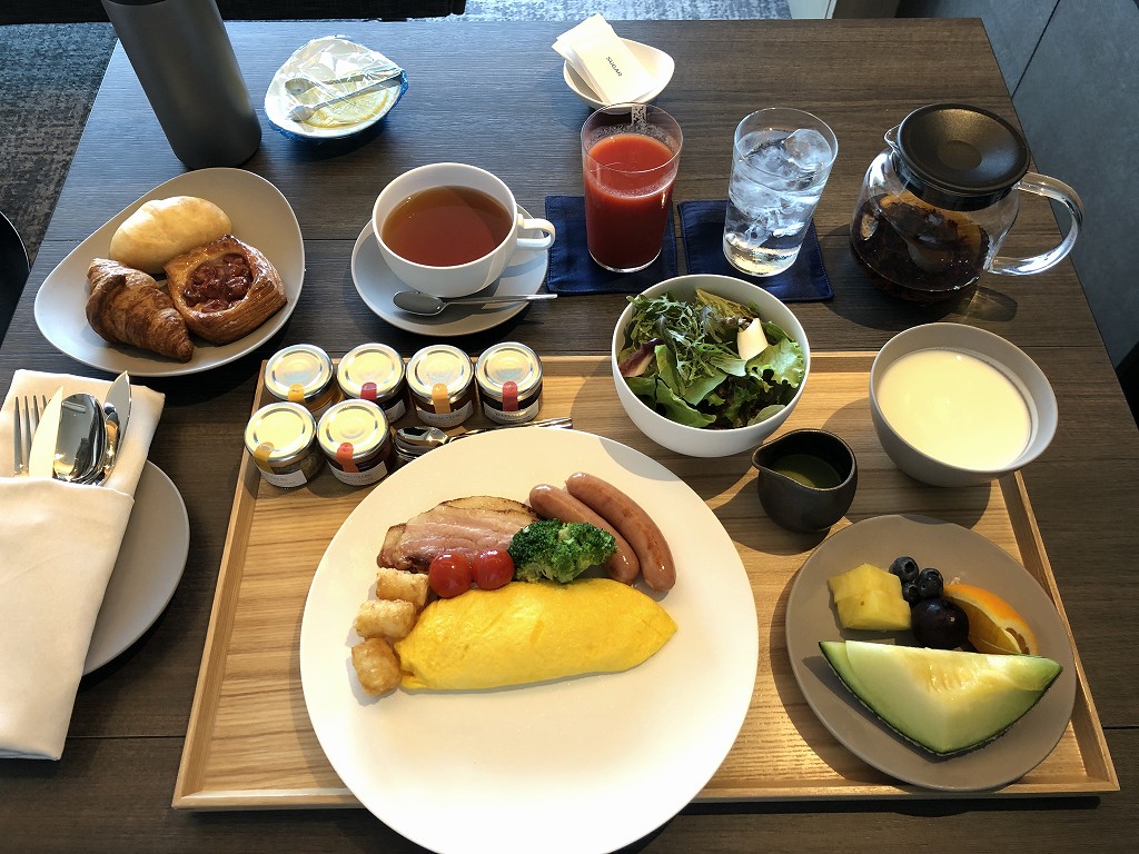 メズム東京のインルームダイニングの朝食1