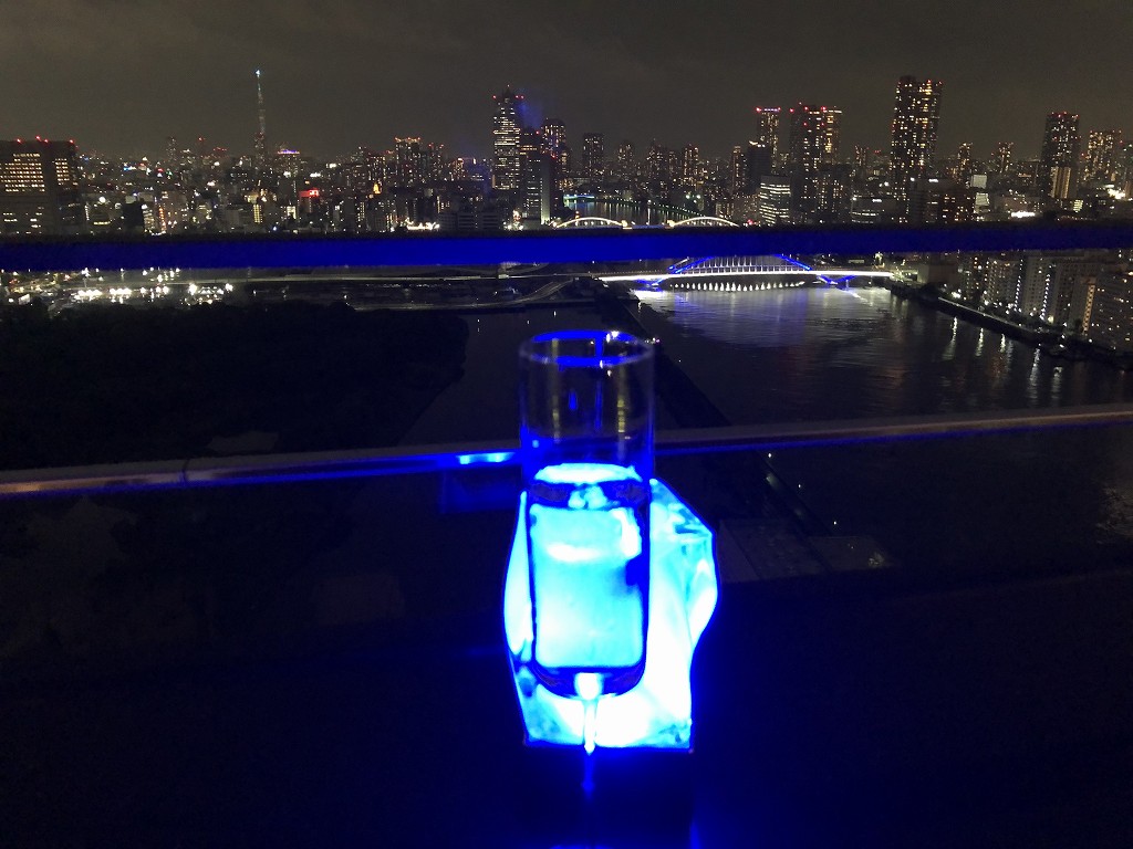 メズム東京「club mesm」からの夜景とシャンパン