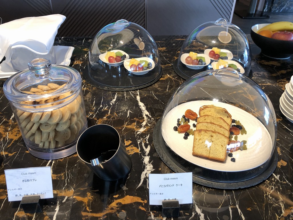 メズム東京「club mesm」のお菓子とフルーツ