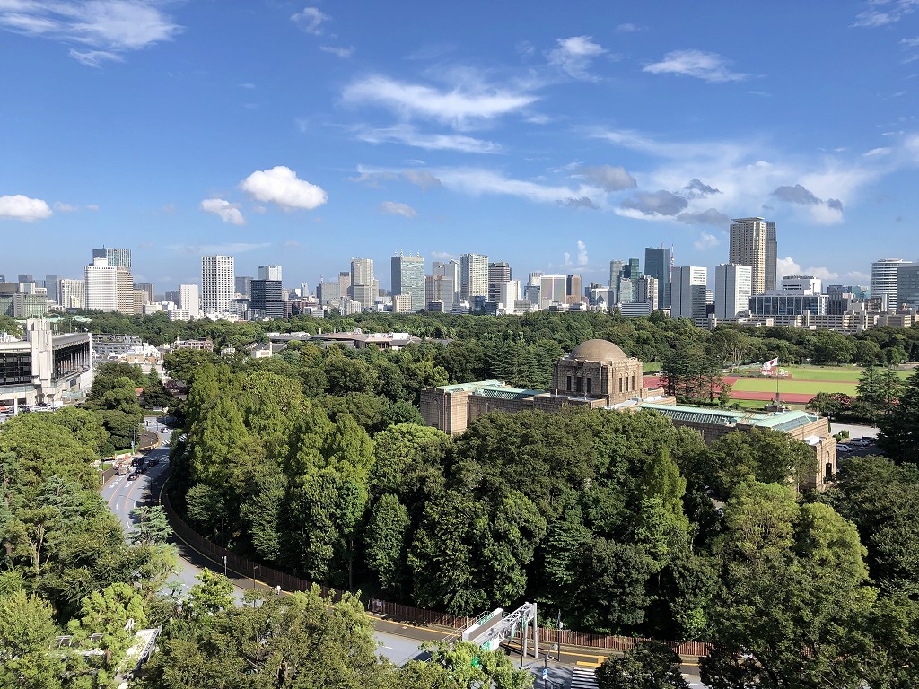 三井ガーデンホテル神宮外苑の杜プレミアの屋上テラスから聖徳記念館