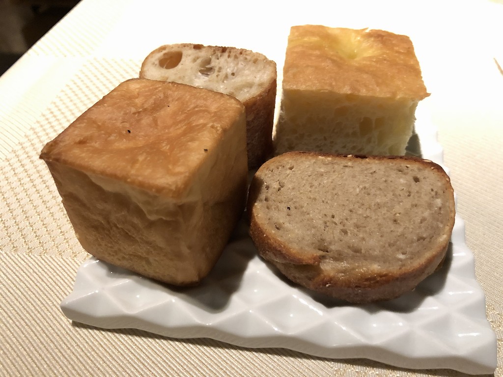 三井ガーデンホテル神宮外苑の杜プレミアのリストランテ＆バー エボルタのパン