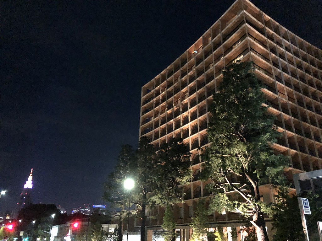 三井ガーデンホテル神宮外苑の杜プレミアの外観（夜）
