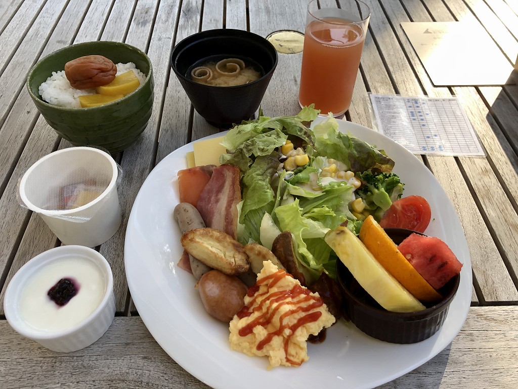 三井ガーデンホテル神宮外苑の杜プレミアの「リストランテ＆バー エボルタ」のテラス席での朝食