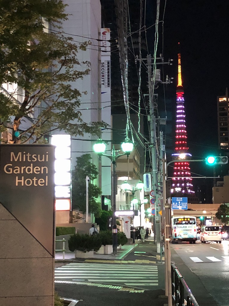 三井ガーデンホテル六本木プレミア前からの東京タワーのライトアップ
