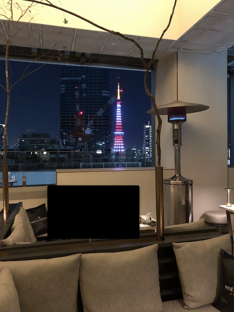 三井ガーデンホテル六本木プレミアの「バルコン・トーキョー」のテラス席から夜の東京タワー