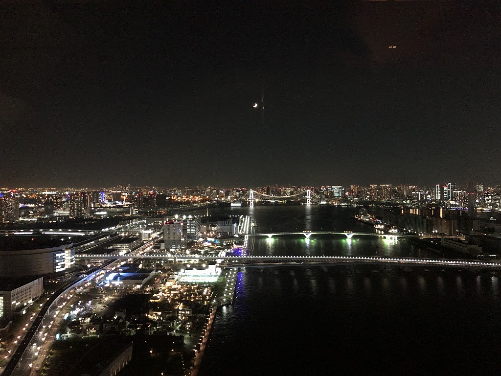 三井ガーデンホテル豊洲ベイサイドクロスのロビーフロアからの夜景