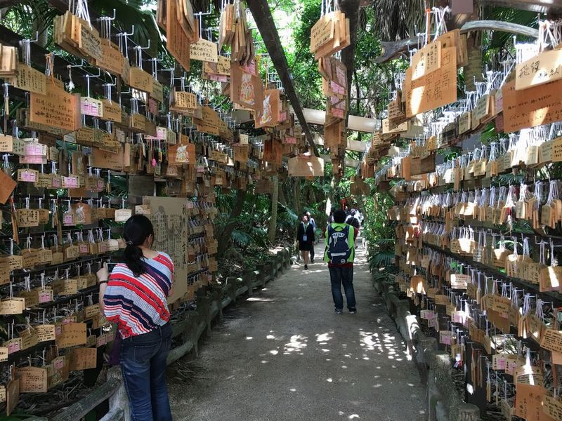 青島神社の絵馬のアーチ