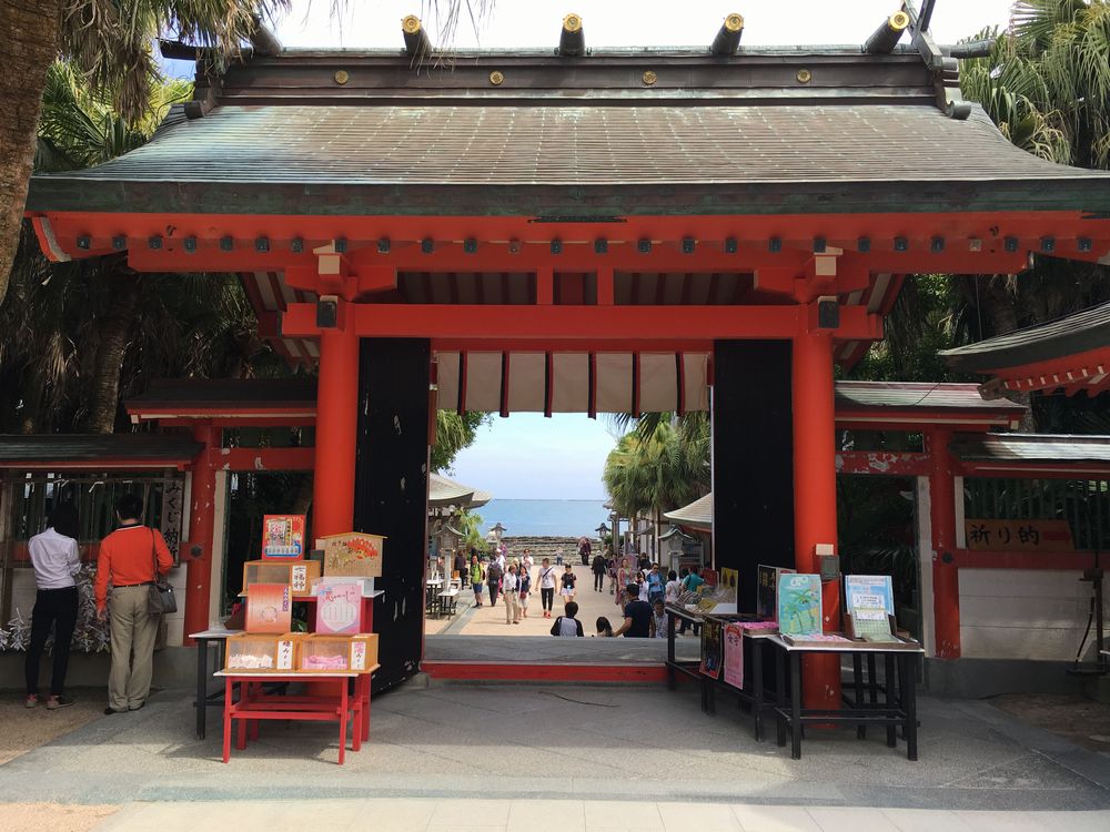 青島神社の本殿から海
