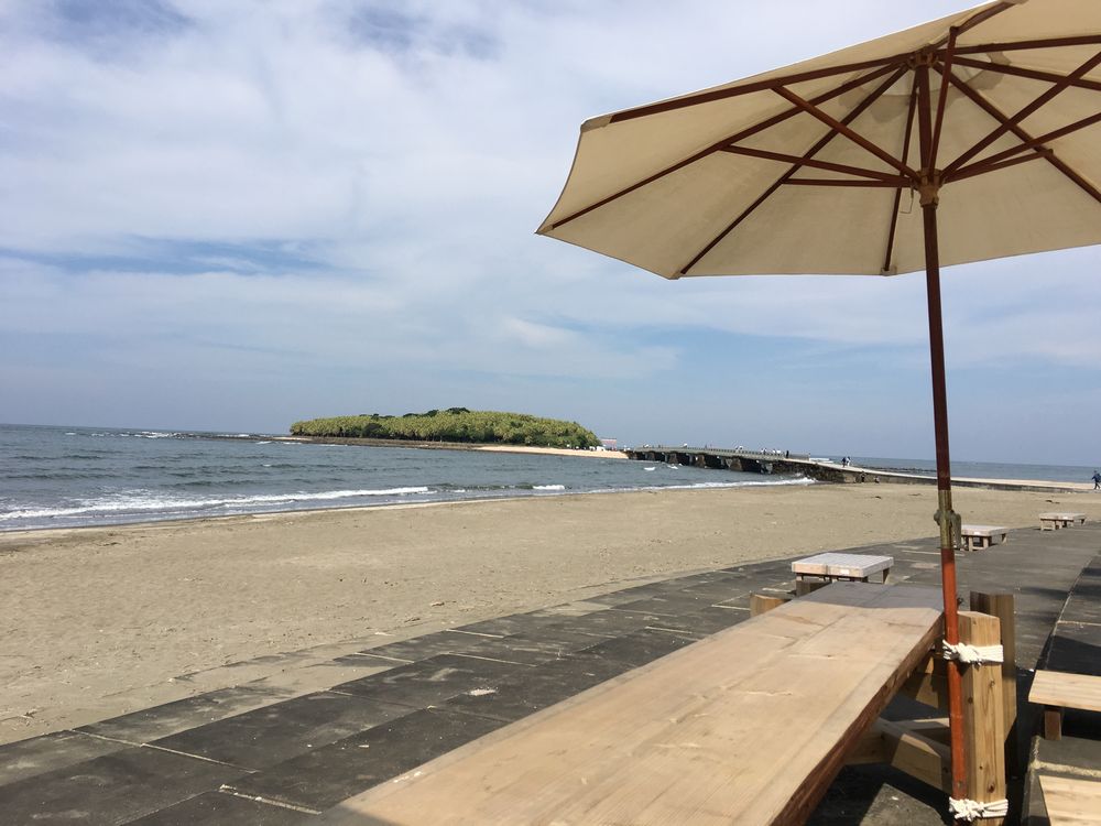青島ビーチのパラソル