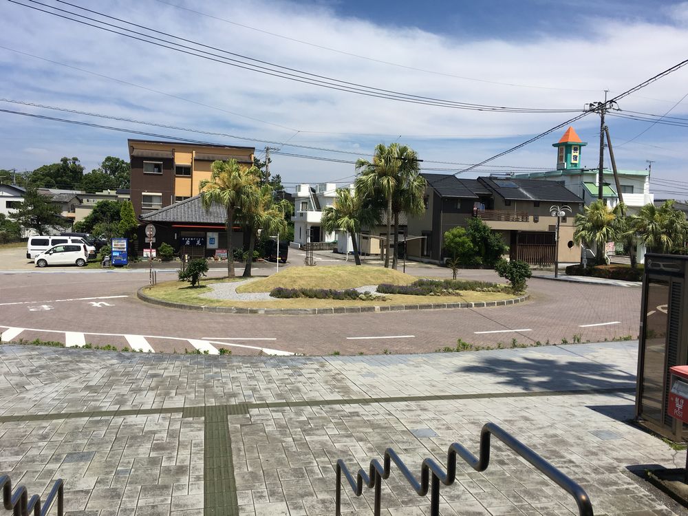 青島駅前のロータリー