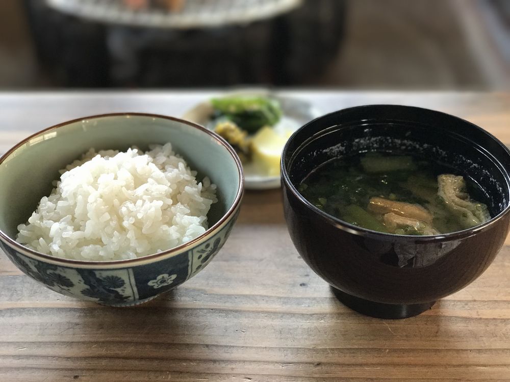 地鶏庵城の平の米と味噌汁
