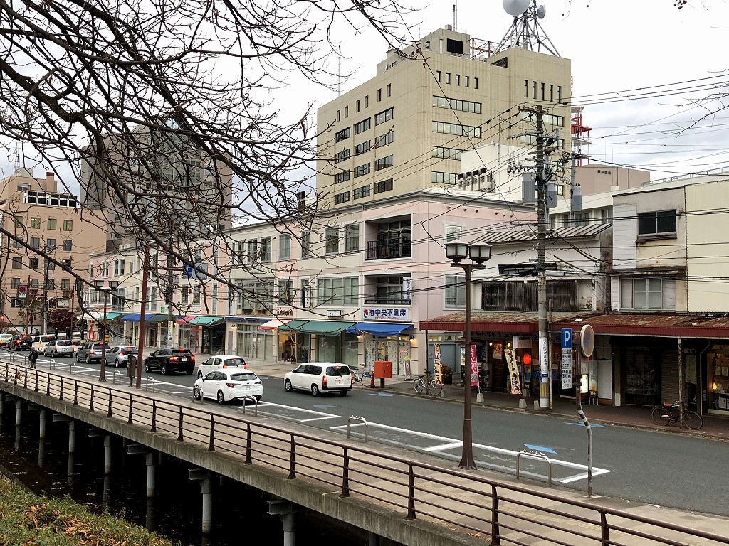 「中央不動産」と閉店した「キリン書房」が入っているピンクの長屋