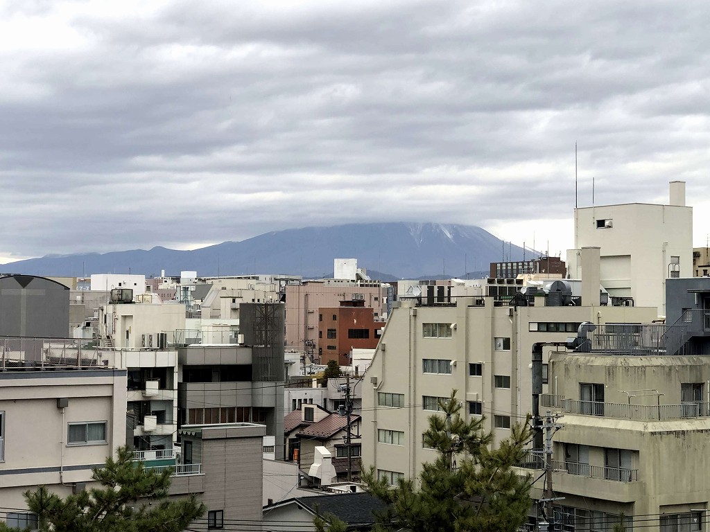 盛岡城跡の二の丸跡から見た岩手山