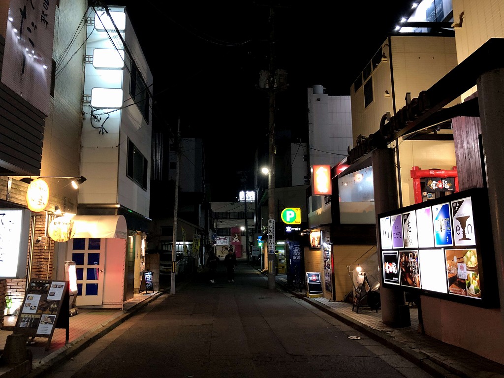 盛岡の「おでんと魚串の店 飛魚」があるのはスナック通り