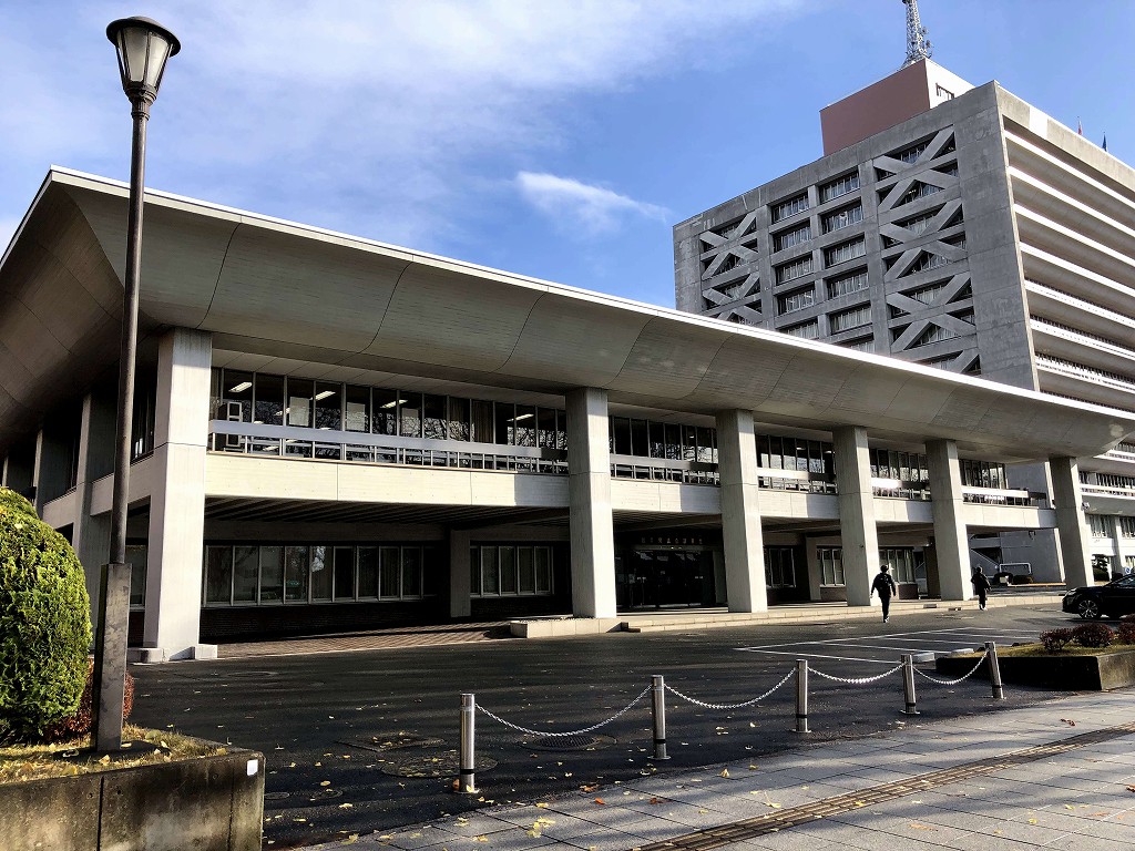 岩手県議会議事堂と奥は岩手県庁