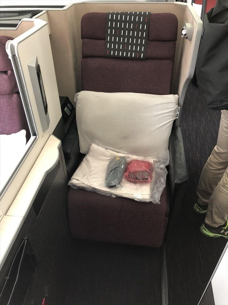 JAL421便ビジネスクラスのSKY SUITE2