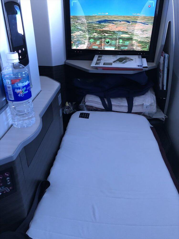 JAL421便ビジネスクラスのフルフラットシートベッド